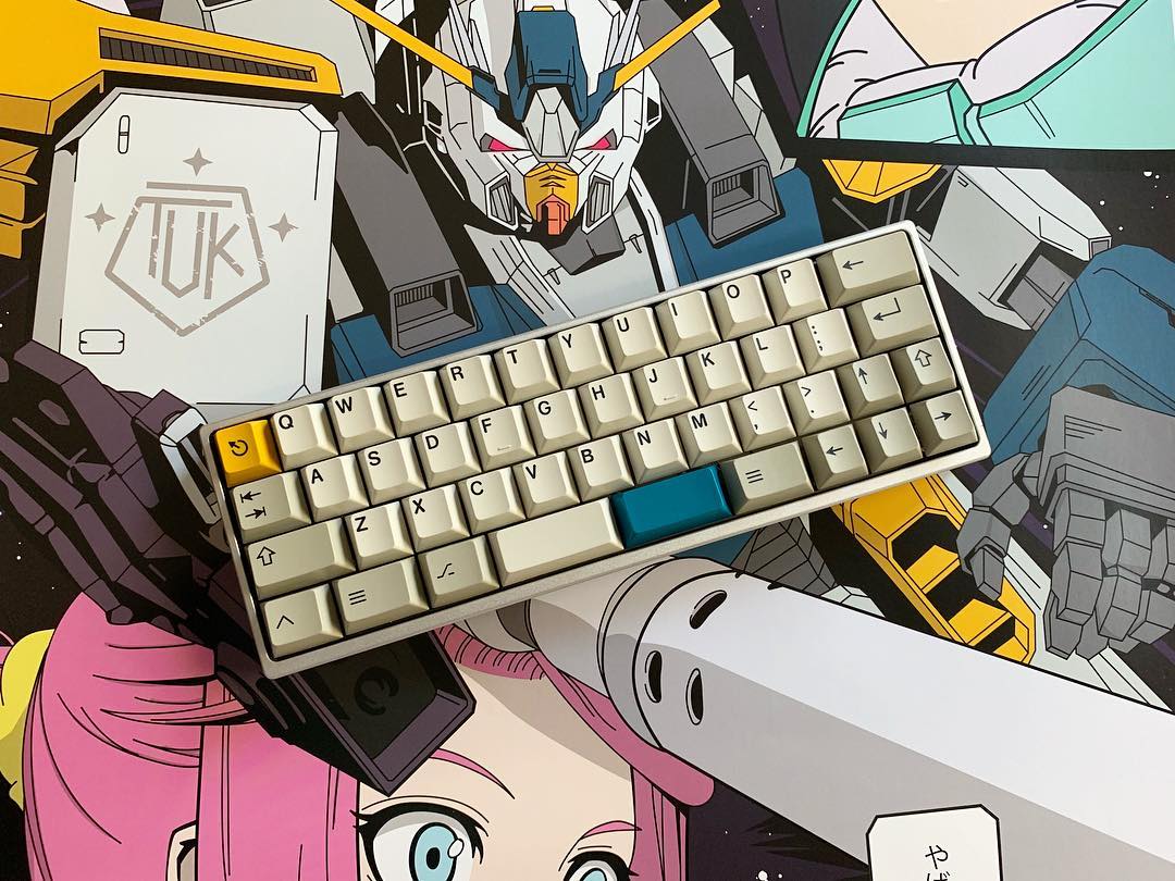 GMK N6TU1-CR on a MiniVan with the included gundam-inspired poster