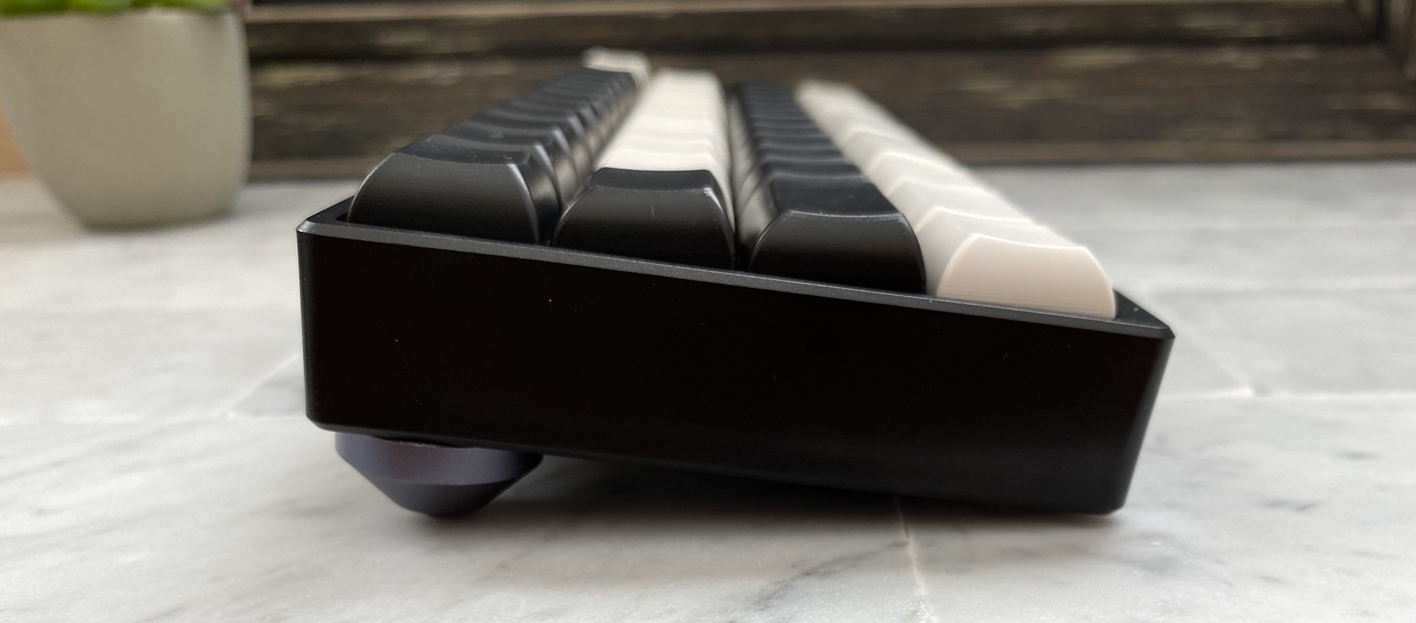 Side profile of black and white HuB keycaps on a MiniVan.