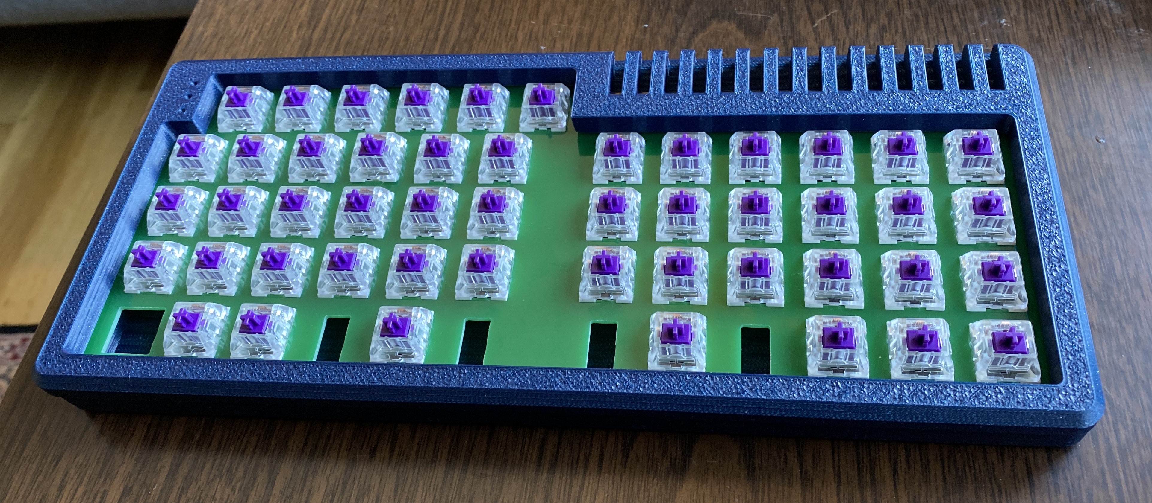 A green FR4 V4N4G0RTH0N plate with Zealios